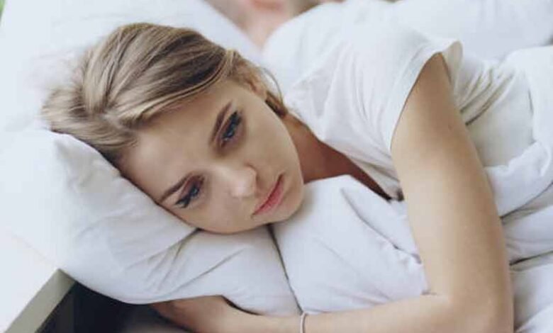 رات کو 5 گھنٹے سے کم نیند ڈپریشن کا خطرہ بڑھا سکتی ہے: تحقیق
