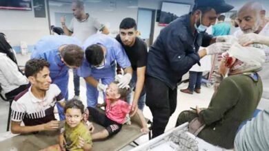 غزہ کے الاقصیٰ ہاسپٹل سے فلسطینی جان بچاکر بھاگنے لگے