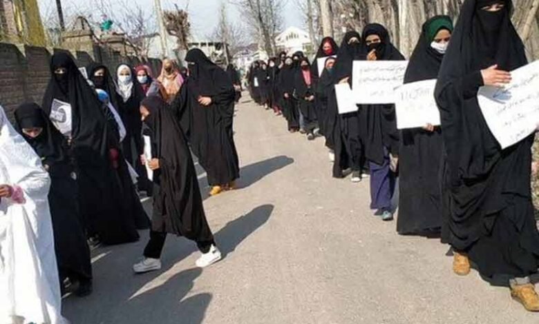 کشمیر میں طالبہ کا حجاب پھاڑنے پر ٹیچر کے خلاف کیس درج