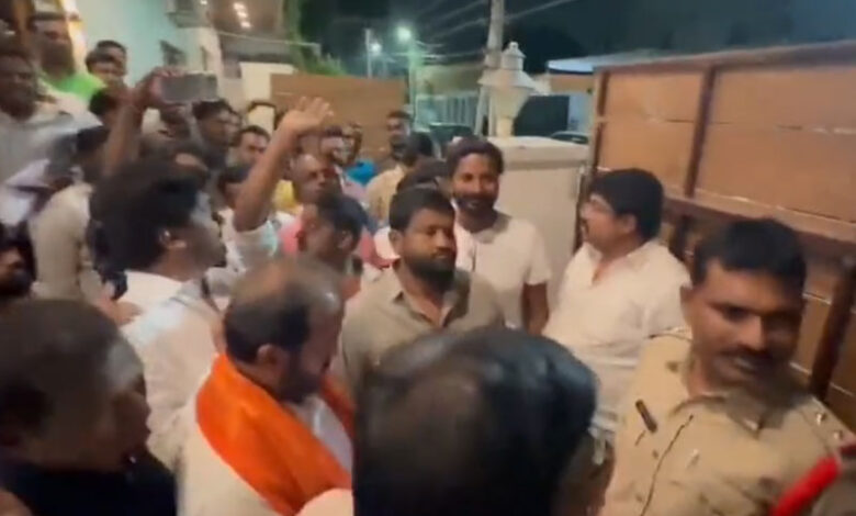 مدھویاشکی گوڑ کے مکان کی تلاشی کی کوشش، پولیس کو برہمی کاسامنا