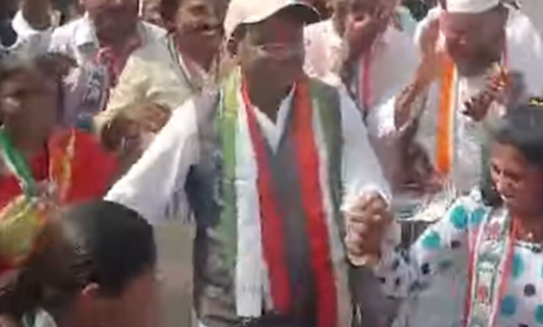 تلنگانہ انتخابات:کانگریس امیدوار وویک وینکٹ سوامی نے رقص کیا