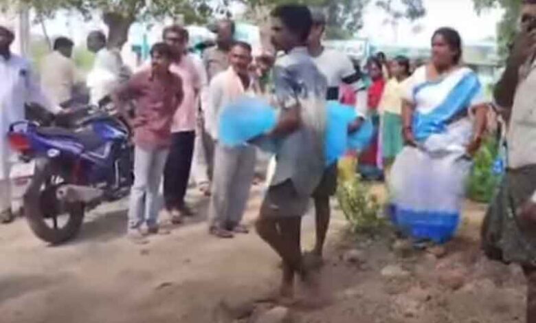 مجبور باپ نے رقم نہ ہونے پر درخت کے سایہ میں بیٹے کی لاش رکھ دی