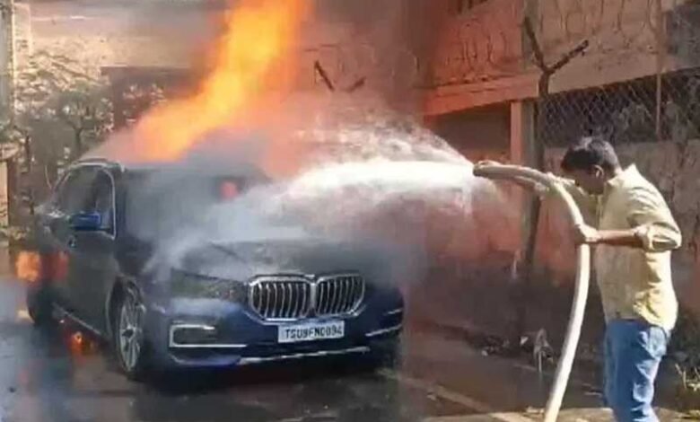 حیدرآباد: سکریٹریٹ کے پیچھے ایک لگژری کار میں آگ لگ گئی، ویڈیو وائرل