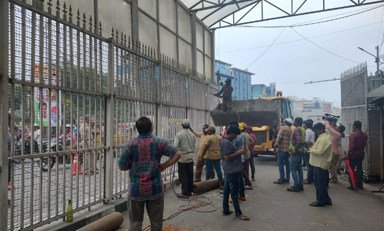 تلنگانہ کے وزیراعلی کی سرکاری قیامگاہ پرگتی بھون کے پاس سے خاردارباڑنکال دی گئی