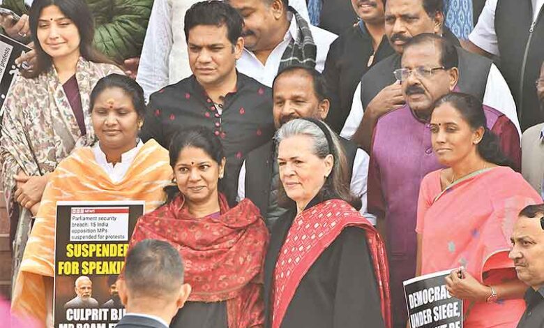 سونیا گاندھی نے معطل ارکان کے احتجاج میں حصہ لیا