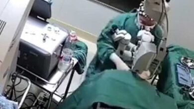 دوران آپریشن ڈاکٹر نے خاتون مریضہ کے مُکا جڑ دیا، ویڈیو وائرل