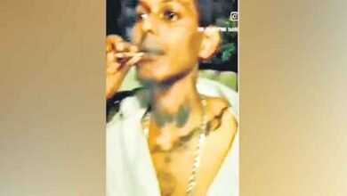 رام گوپال پولیس اسٹیشن کے سامنے سگریٹ نوشی کی ویڈیووائرل نوجوان سلاخوں کے پیچھے (ویڈیو)