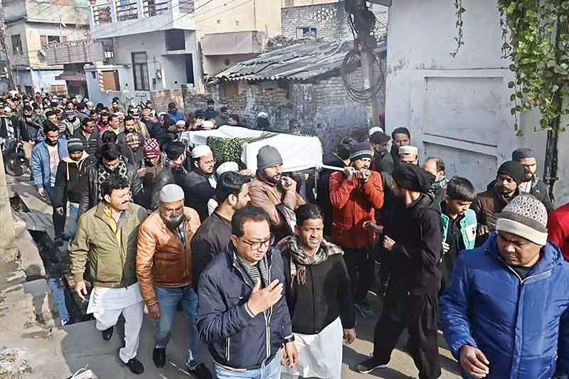 منور رانا کی لکھنو کے عیش باغ قبرستان میں تدفین