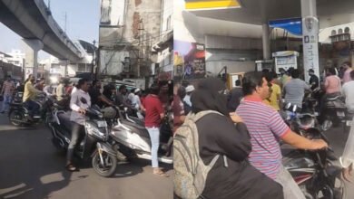 حیدرآباد میں دوسرے دن بھی پٹرول پمپس کے قریب گاڑی سواروں کی طویل قطاریں
