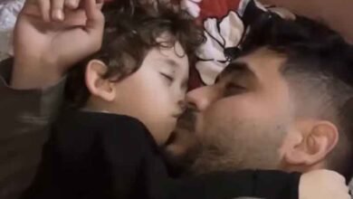 بمباری کے درمیان بیٹے کو سینے سے لگا کر سونے والے فلسطینی باپ کی باتوں سے کلیجہ پھٹ گیا (ویڈیو)