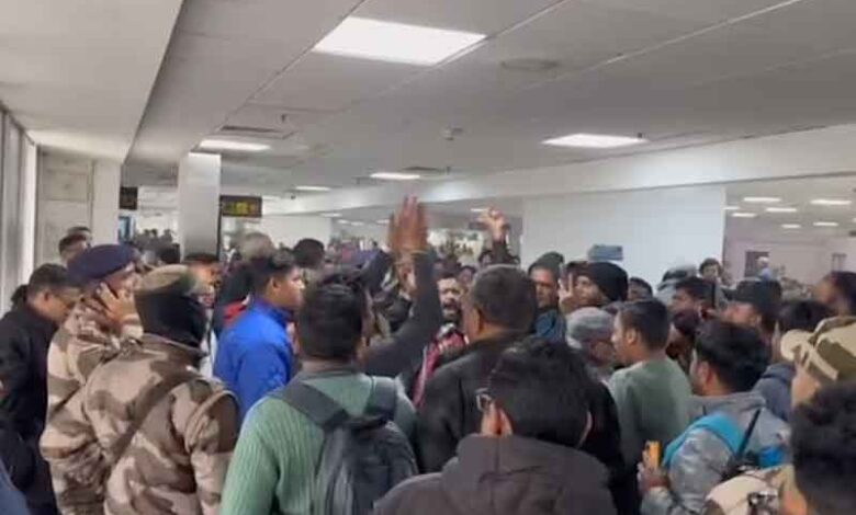 دہلی ایرپورٹ پر ’انڈیگو چور ہے‘کے نعرے (ویڈیو)