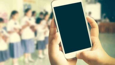 برطانیہ کے اسکولوں میں موبائل فون پر مکمل پابندی