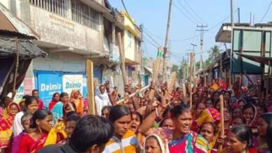 سندیش کھالی میں خواتین کا لاٹھیوں کے ساتھ احتجاج