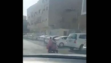 معذور ماں کی اپنی بیٹی کو وہیل چیر پر اسکول لے جانے کی ویڈیو نے دل موہ لیا