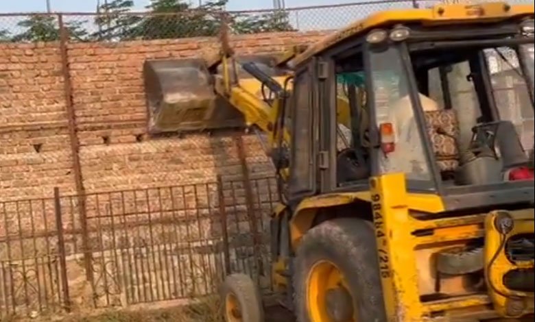 حیدرآباد کے نیک نام پور میں غیرمجاز تعمیرات کو منہدم کردیاگیا