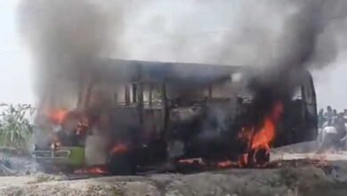 باراتیوں سے بھری بس کو لگا کا کرنٹ، کئی افراد کے زندہ جل جانے کا خدشہ (ویڈیو وائرل)