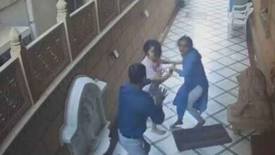 ویڈیو: بیگم پیٹ میں ماں اور بیٹی کو دھمکاکر ڈکیتی کی کوشش، گھر میں موجود لڑکی نے دلیری کا مظاہرہ کیا