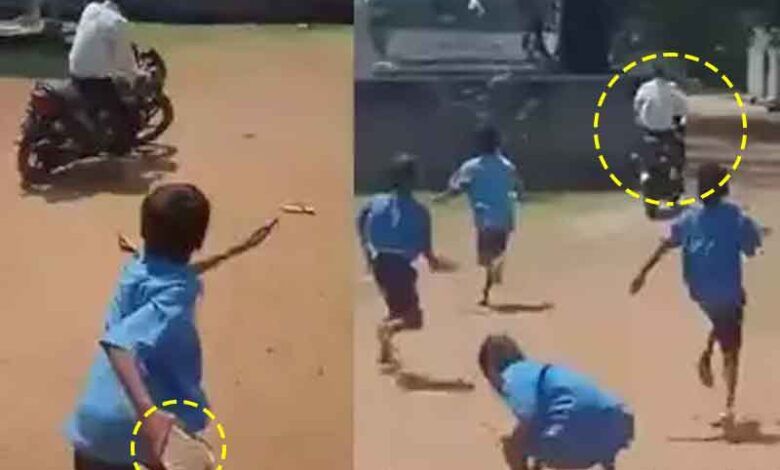 اسکول کے بچوں نے نشے کے عادی ٹیچر پرجوتے اور چپل پھینکے (ویڈیو وائرل)