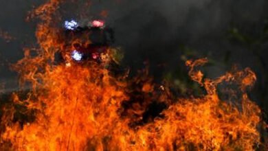تلنگانہ کے ضلع نظام آباد میں چلتی کار میں آگ لگ گئی