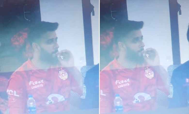 میاچ کے دوران ڈریسنگ روم میں عماد وسیم کی سگریٹ نوشی، ویڈیو وائرل