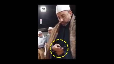 ویڈیو: امام کا نماز کے دوران موبائل پر قرآن پڑھنے پر ایک نیا تنازعہ