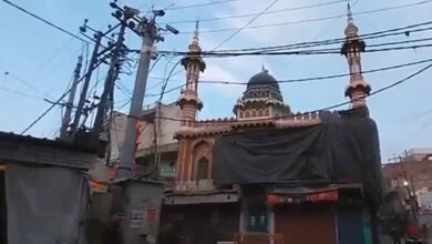 ہولی سے قبل علی گڑھ کی 2مساجد کو ڈھک دیاگیا