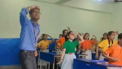 بدلتے وقت کے ساتھ بہت کچھ بدل گیا، استاد کا طلبہ کے ساتھ رقص