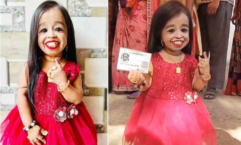 دنیا کی سب سے چھوٹے قد والی خاتون جیوتی آمگے نےناگپور میں ڈالا ووٹ