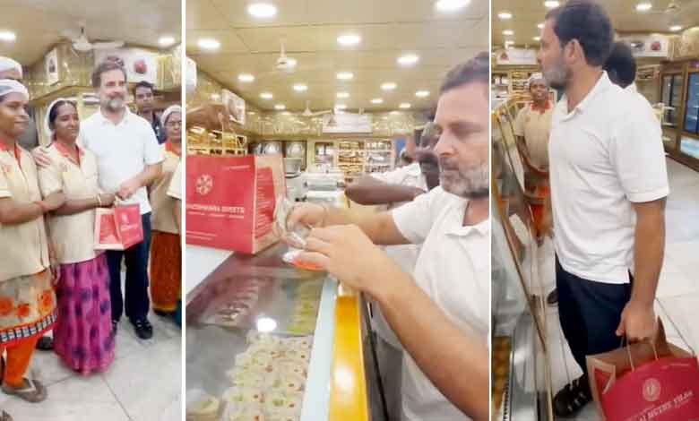 انتخابی مہم سے وقفہ لیکر راہول گاندھی نے میٹھائی کی دکان سے گلاب جامن خریدے (ویڈیو)