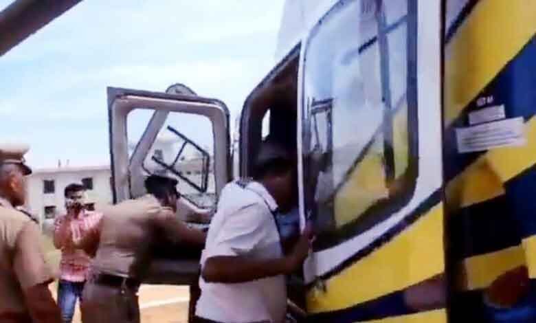 ٹاملناڈو میں راہول گاندھی کے ہیلی کاپٹر کی تلاشی(ویڈیو)