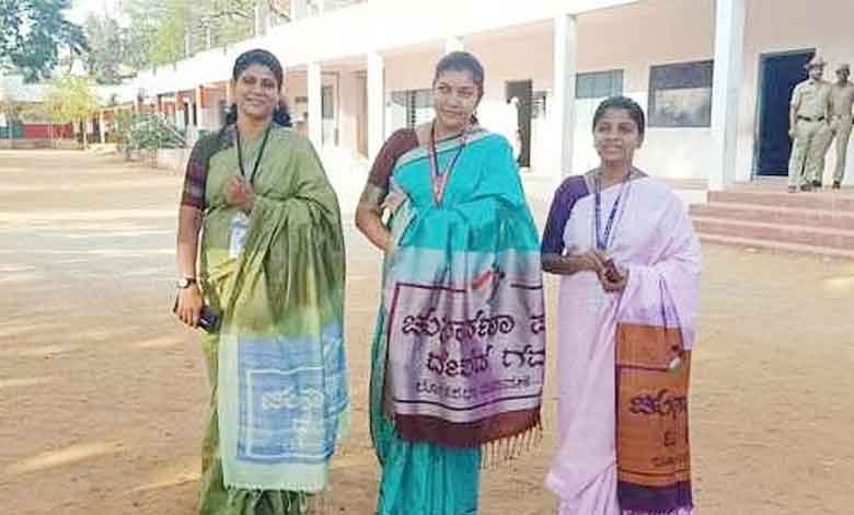 کرناٹک کی خاتون افسران نے ووٹنگ کی حوصلہ افزائی کے لئے خصوصی ساڑھیاں پہنیں