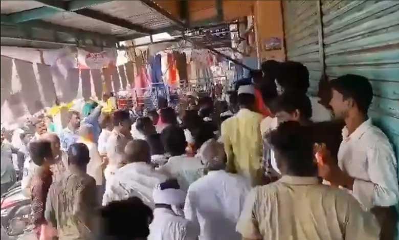 عادل آباد میں بیج کی تقسیم کے مراکز پر ہجوم بے قابو(ویڈیو وائرل)