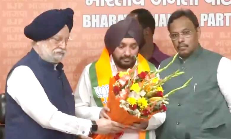 دہلی کانگریس کے سابق صدر ارویندر سنگھ لولی، راجکمار چوہان بی جے پی میں شامل