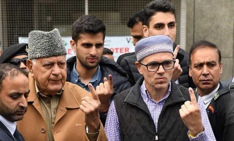 ڈاکٹر فاروق عبداللہ اور عمر عبداللہ نے ووٹ ڈالے، پارٹی کارکنوں کو ہرا ساں کرنے کا لگایا الزام