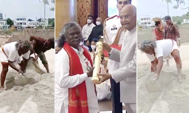 تلنگانہ کے پدم شری ایوارڈی موگلیا مزدوری کرنے پر مجبور(ویڈیو وائرل)