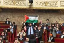 فرانسیسی پارلیمنٹ میں فلسطینی پرچم لہرا دیا گیا (ویڈیو دیکھیں)
