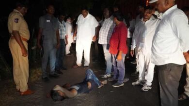 تلنگانہ کے وزیر ٹرانسپورٹ نے سڑک حادثہ میں زخمی شخص کی اسپتال منتقلی کو یقینی بنایا