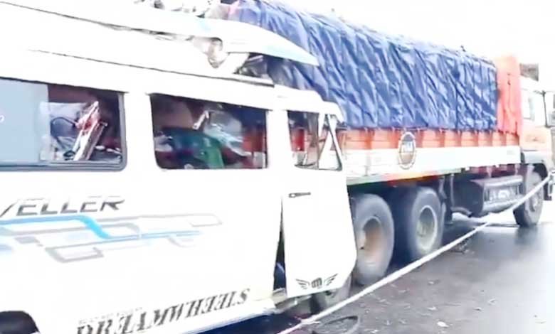 کرناٹک میں خوفناک سڑک حادثہ، 13 افراد ہلاک (ویڈیو)