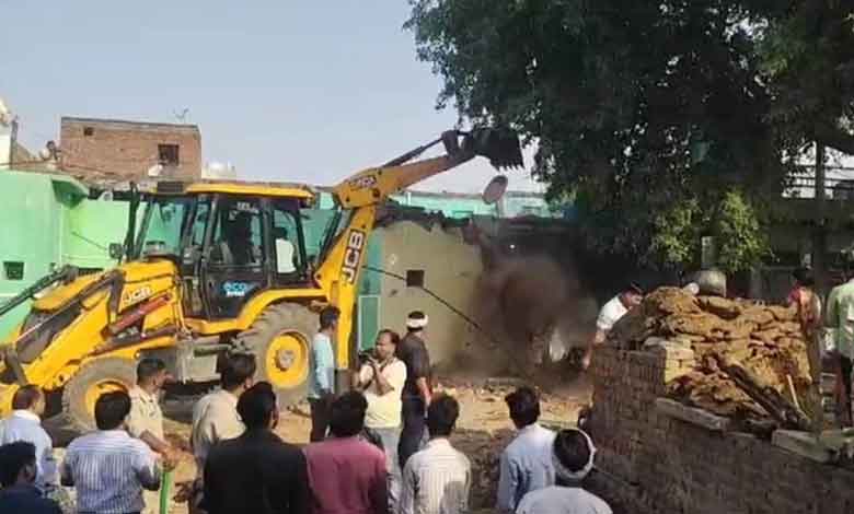 فائرنگ کر کے دہشت پھیلانے والے ملزم کے گھر پر بلڈوزر چلا