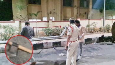 نامپلی میں 2افراد کا پولیس پرکلہاڑی سے حملہ، پولیس کی فائرنگ میں ایک شخص زخمی (ویڈیو)