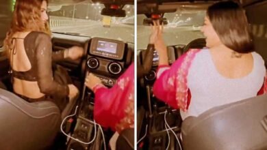 کار چلاتی خاتون کا بازو بیٹھی خاتون کے ساتھ رقص (ویڈیو وائرل)
