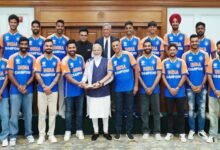 وزیر اعظم کی ٹیم انڈیا کے کھلاڑیوں سے ملاقات، مودی نے اُٹھائی ورلڈ کپ ٹرافی
