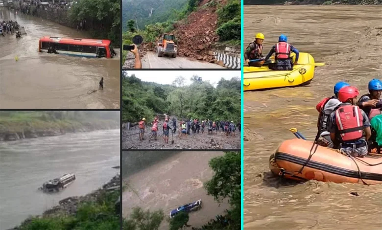 نیپال میں لینڈ سلائیڈنگ، بسیں ندی میں جا گری، 25 لاشیں برآمد، 37 افراد لاپتہ