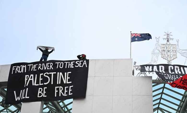 فلسطین کے حامی آسٹریلیائی پارلیمنٹ کی چھت پر چڑھ گئے