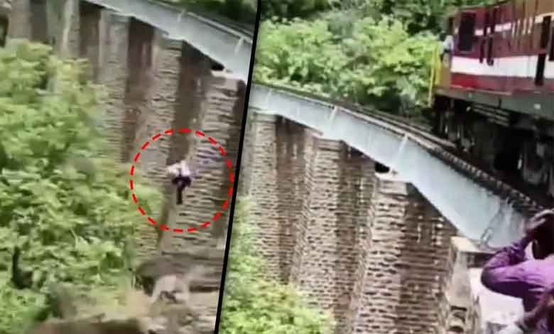 چونکا دینے والی ویڈیو: ریلوے پل پر فوٹو شوٹ کرانے والے جوڑے نے ٹرین کو آتے دیکھ کر چھلانگ لگائی