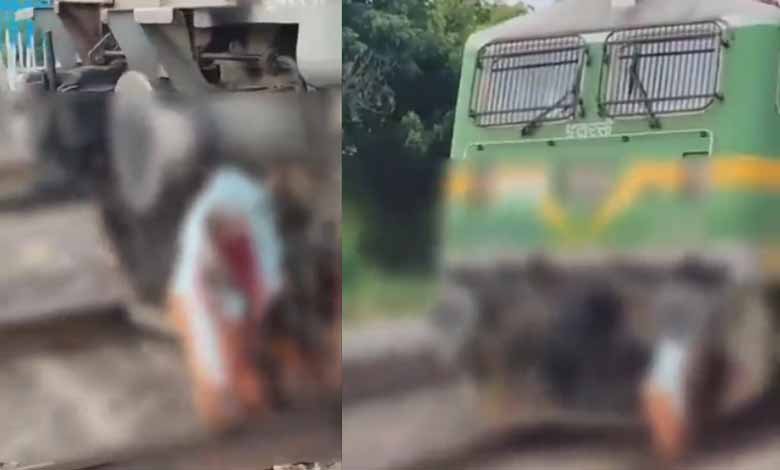 تلنگانہ: ضعیف شخص ٹرین کی ٹکر سے ہلاک: ویڈیو