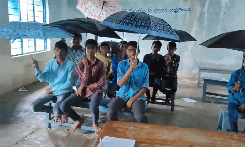 تلنگانہ: چھت سے پانی کااخراج، طلبا کلاس روم میں چھتریاں پکڑکر بیٹھنے پرمجبور: ویڈیو