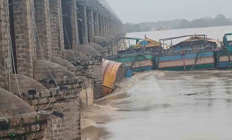 پرکاشم بیارج سے 5 کشتیوں کے ٹکرانے کے واقعہ کی تحقیقات۔ سازش کا گمان