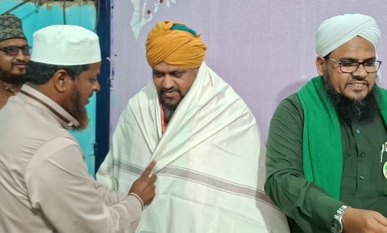 محبوب نگر: مدرسہ انوارالحسنات للبنات میں مولانا محمد محسن پاشاہ کی گل پوشی