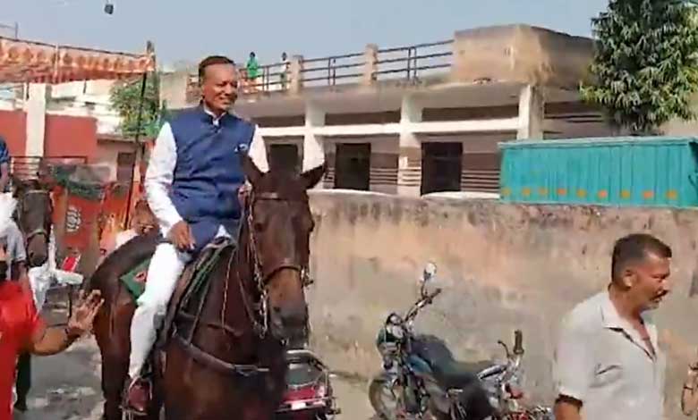 بی جے پی رکن پارلیمنٹ نوین جندل گھوڑے پر ووٹ ڈالنے پہنچے (ویڈیو)